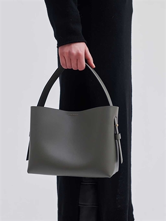 Second Female Leata Leather Bag Bungee Cord