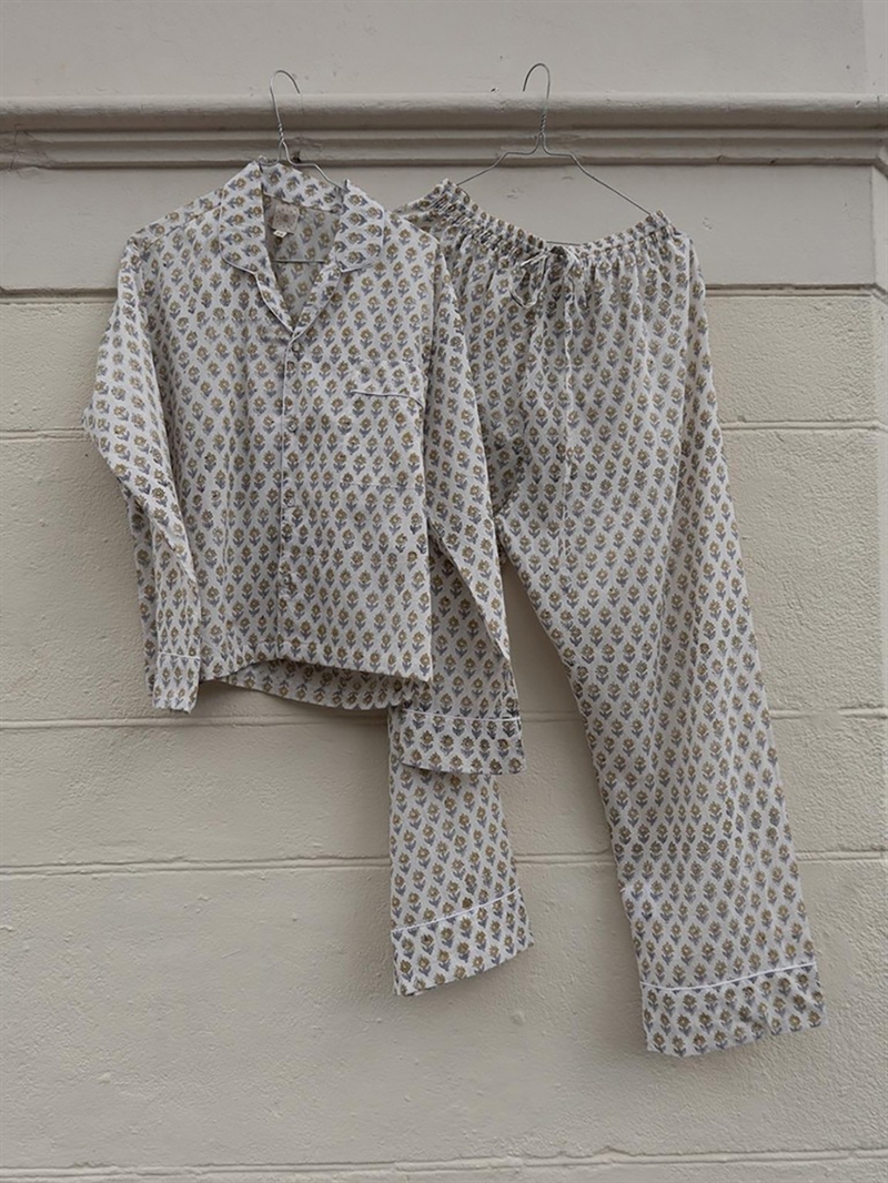 Beige mønstret bomulds-pyjamas med fine blomster i blockprint fra Craft Sisters.