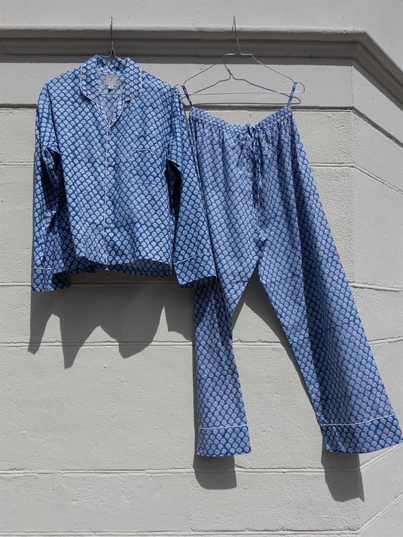 Blå og hvid mønstret bomulds-pyjamas i blockprint fra Craft Sisters.