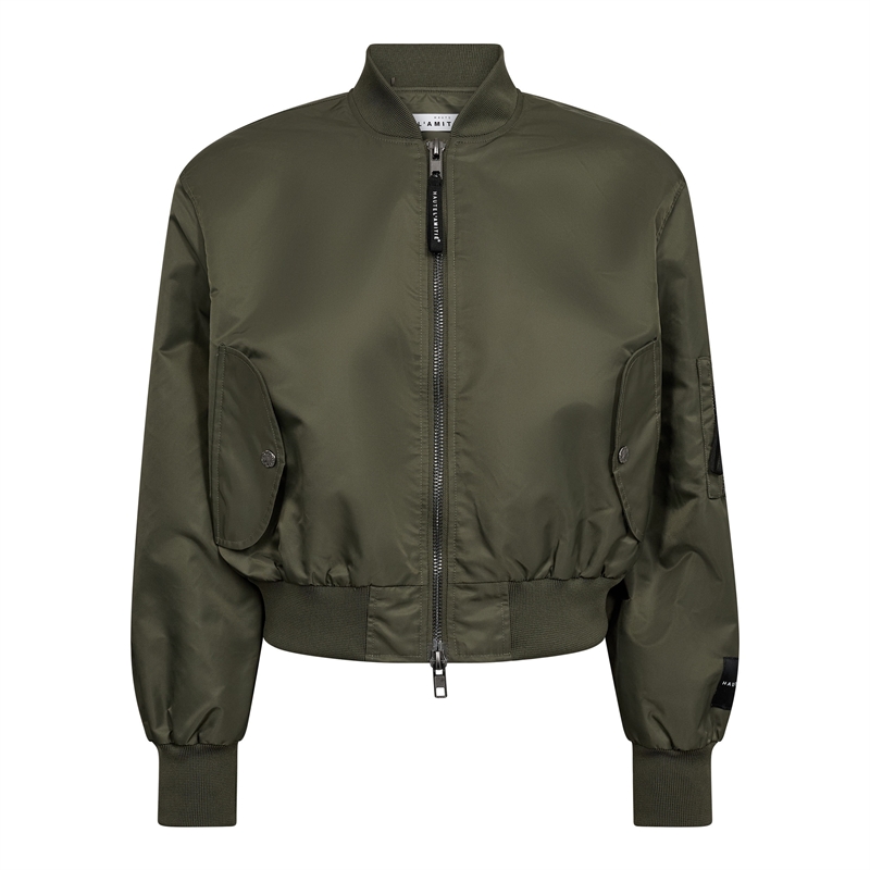 Armygrøn cropped bomberjakke fra Haute L\'Amitié med synlig to-vejs lynlås og brede ribkanter.