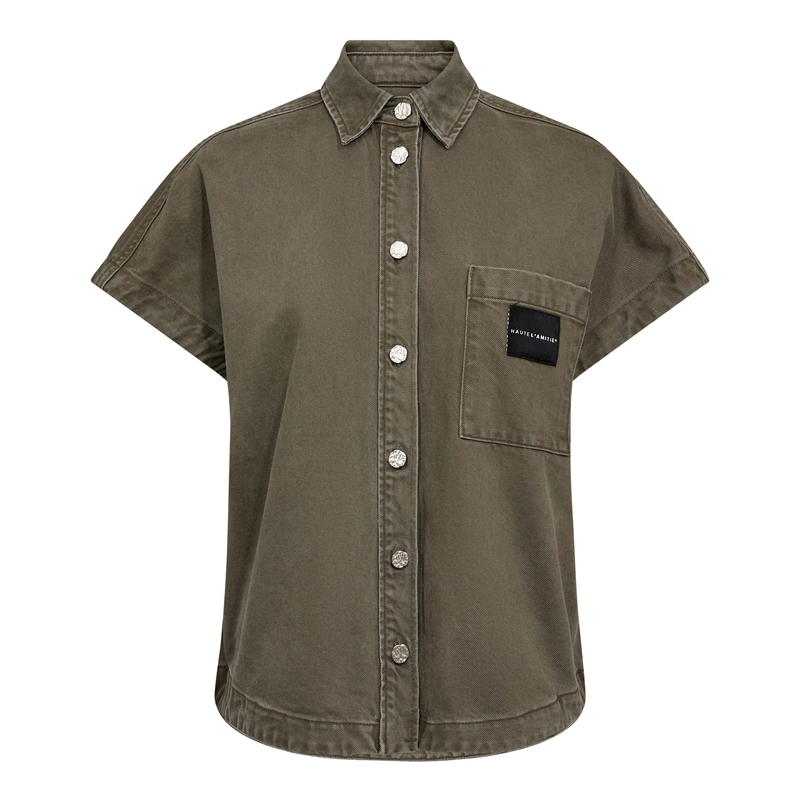 Kortærmet Haute L\'Amitié Enigma logo skjorte i farven mud vist hos MAAK Shop - model HL10673