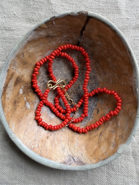 Kala Ensfarvet Halskæde Coral