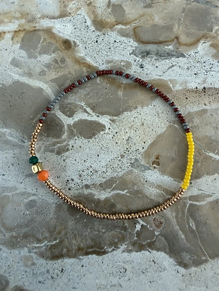 Gult Annavii Nia Bracelet perlearmbånd hos MAAK Shop - model Yellow