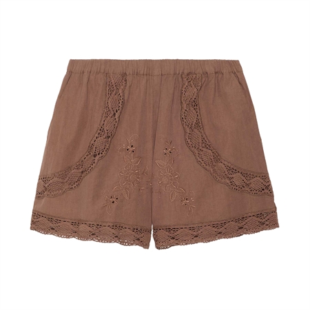 Sissel Edelbo Agathe Shorts i farven Mole med vintage broderi og økologisk bomuld til damer