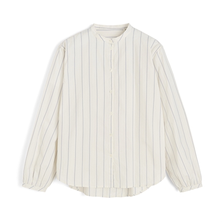 Aiayu Bibbi Shirt Champetra Mix French Blue lyseblå og hvidstribet kraveløs bomuldsskjorte med rynkedetaljer