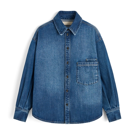 Aiayu Casy Shirt Denim Worn Blue oversized denimskjorte i økologisk bomuld med hornknapper og brystlommer