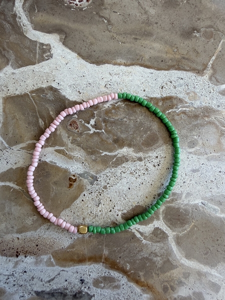 Annavii Ana Bracelet 1009 Green tofarvet perlearmbånd med grønne og lyserøde glasperler på elastiksnor