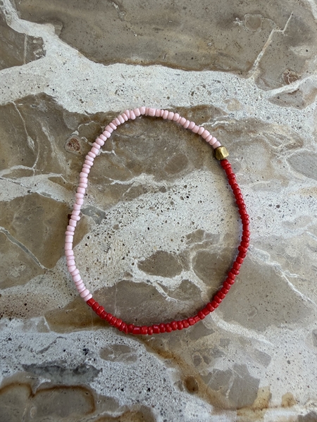Annavii Ana Bracelet 1014 Coral tofarvet perlearmbånd med koralrøde og lyserøde glasperler på elastiksnor