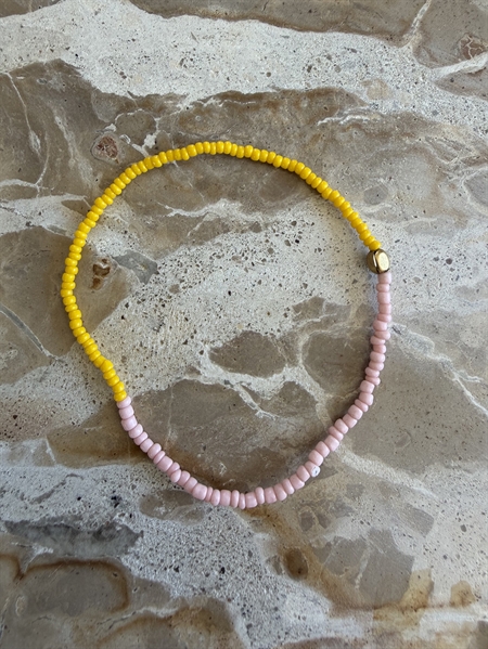 Annavii Ana Bracelet 1017 Yellow tofarvet perlearmbånd med gule og lyserøde glasperler på elastiksnor