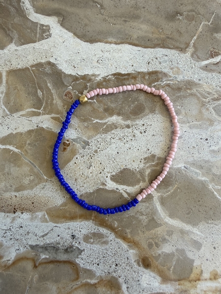 Annavii Ana Bracelet 1024 Cobolt tofarvet perlearmbånd med coboltblå og lyserøde glasperler på elastiksnor