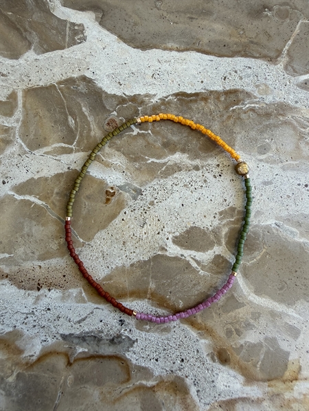 Annavii Ruby Bracelet 1005 Rosa håndlavet perlearmbånd med blokke af rosa, bordeaux, grønne og sennepsgule glasperler