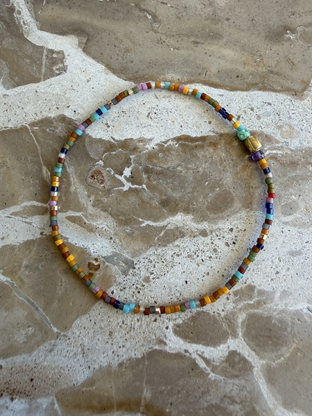 Annavii Ruby Bracelet 101 Multi håndlavet og flerfarvet elastikarmbånd med et legesygt mix af farverige glasperler