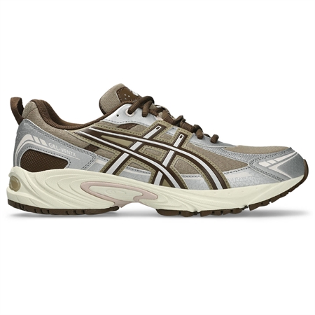 Asics GEL-VENTX Driftwood Pure Silver tech sneakers med mørke sandfarvede paneler, metalliske sølvdetaljer og groft trail sålmøn