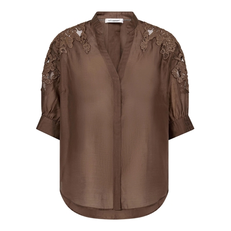 Mørkebrun kortærmet KawaCC Emb. SS V-Shirt bluse med V-hals og fine tone-i-tone broderier til kvinder fra Co'Couture.