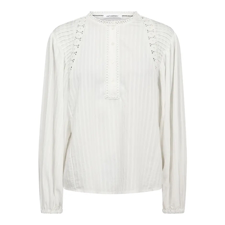 Hvid langærmet SenneCC Lace Blouse bluse med stolpelukning, knapper og fine blondedetaljer over skuldrene til kvinder fra Co'Cou