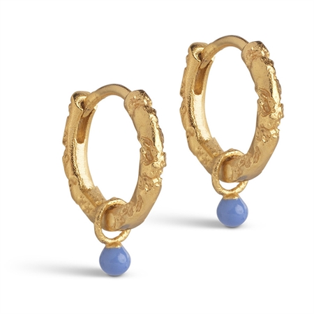 Enamel Copenhagen Belle Hoops Cornflower guldbelagte øreringe med blå emaljekugle