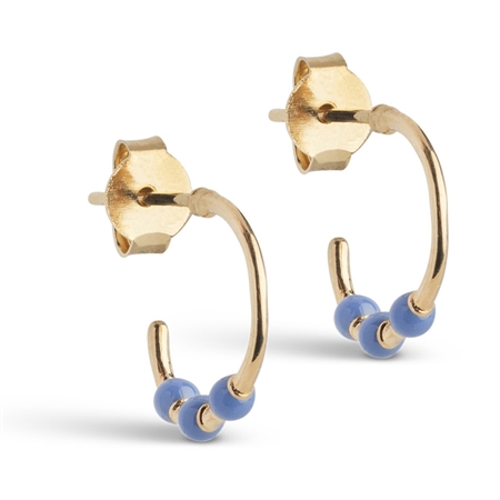 Enamel Copenhagen Lola Large Hoops Cornflower med blå emaljeperler og 18K guldbelægning
