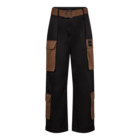 Mørkebrune Rabi Mix Pocket Pant cargobukser med store sidelommer og bæltestropper til kvinder fra Haute L'Amitié.