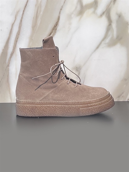 Lofina 10362 Boots London Cardboard sandfarvet luksus ruskindsstøvle med snørebånd og chunky rågummisål