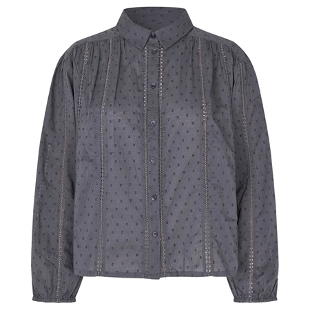 Lollys Laundry EmLL Shirt LS Washed Black vasket sort bomuldsskjorte med broderede detaljer og teksturerede prikker