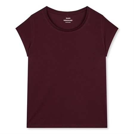 Dyb vinrød og tætsiddende Fine Jersey Teasy Tee t-shirt med korte vifteærmer til kvinder fra Mads Nørgaard.