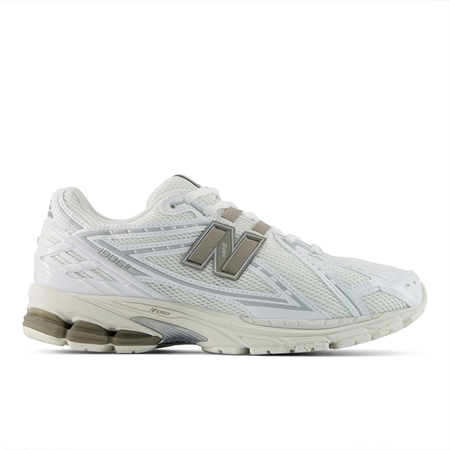 New Balance U1906980 tech-sneakers i hvid mesh med metalliske og rå sandfarvede Arid Stone detaljer på en chunky mellemsål