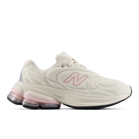New Balance U50301UW retro sneakers i sandfarvet ruskind og mesh med lyserøde Pink Chalk detaljer og chunky sål