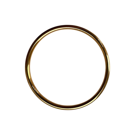 Pico Copenhagen Ray Bangle Gold er et elegant vandafvisende armbånd i rustfrit stål med guldbelægning. Tidløst design til både h
