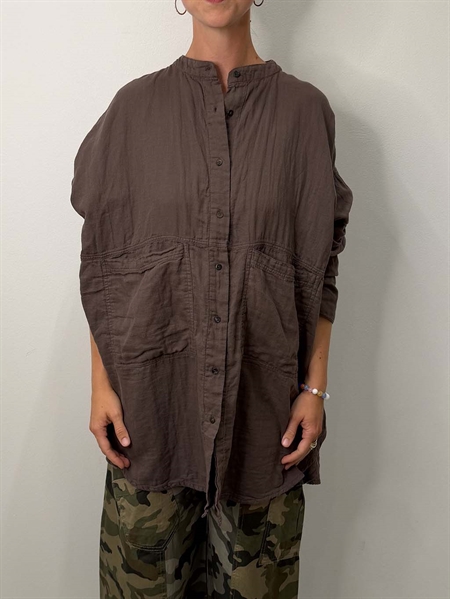 Brun langærmet Sonja Cotton Double Oversized Shirt bomuldsskjorte med rund hals og frontlommer til kvinder fra Rabens Saloner.