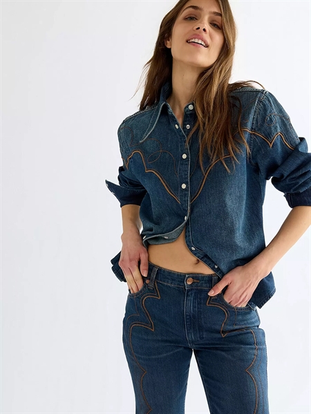 Wrangler Regular Western Yoke Shirt Saloon Shadow denimskjorte med broderede western-detaljer